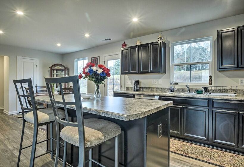 9 Mi To Duke University: Spacious Home W/ Yard!