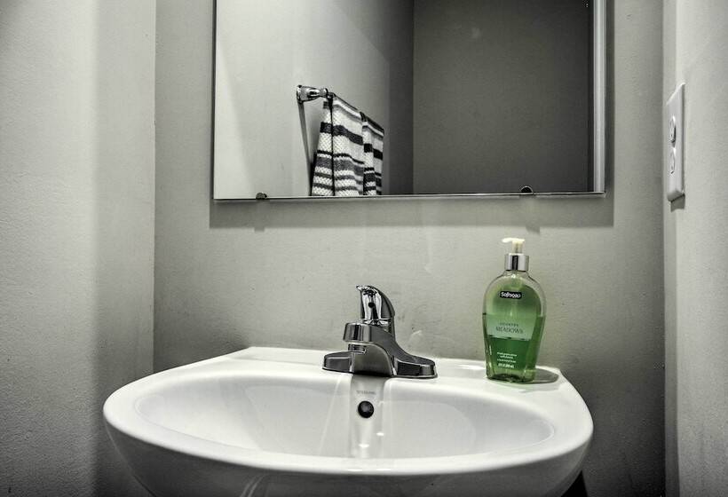 9 Mi To Duke University: Spacious Home W/ Yard!