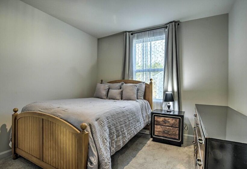 9 Mi To Duke University: Spacious Home W/ Yard!