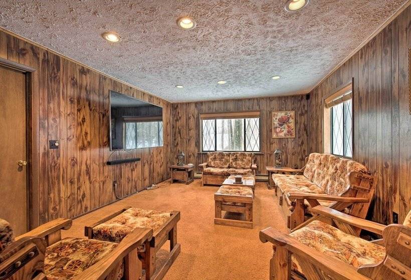 Cozy Lake Ariel Home W/ Community Amenities!