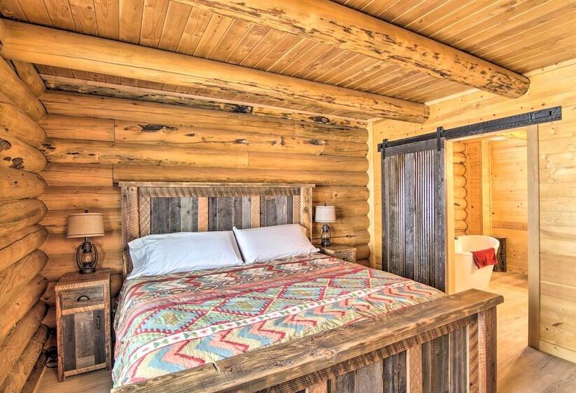 Stunning Mountain Views: Livingston Cabin W/ Deck!
