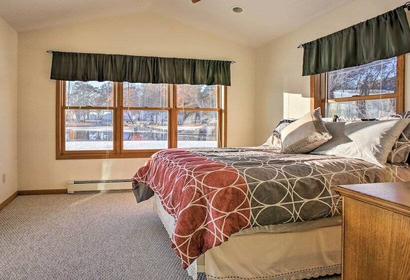 Cozy Riverfront Home W/ Fire Pit In Houghton Lake!