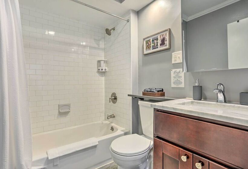 Delightful Home W/ Fire Pit, Walk To Lake!