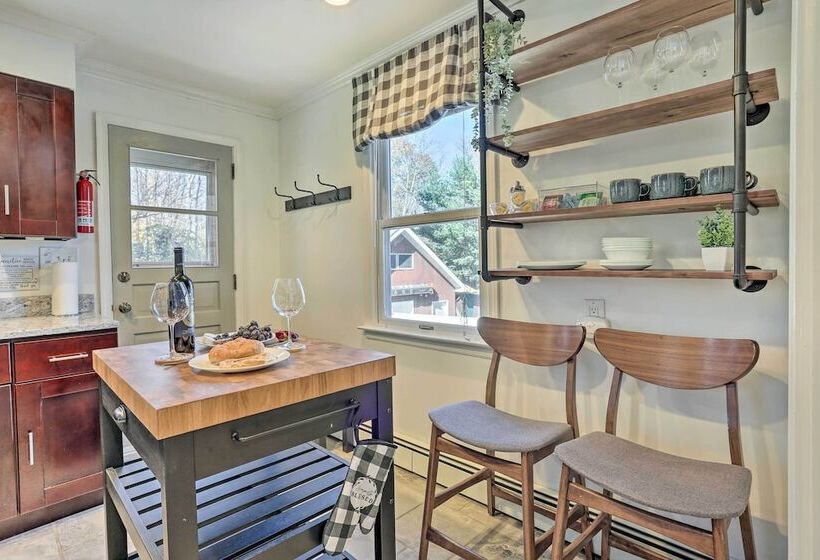 Delightful Home W/ Fire Pit, Walk To Lake!