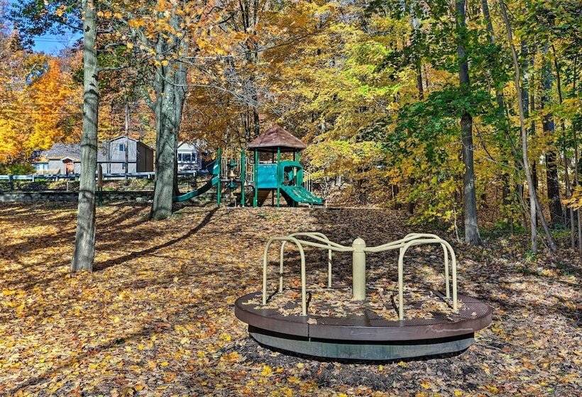 Delightful Home W/ Fire Pit, Walk To Lake!