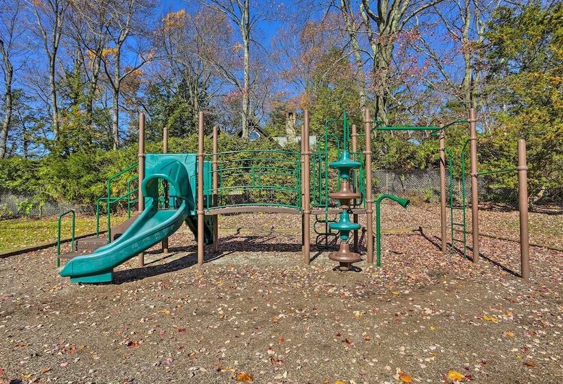 Delightful Home W/ Fire Pit, Walk To Lake!