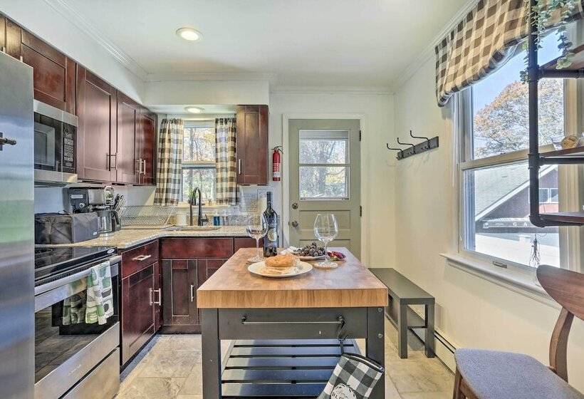 Delightful Home W/ Fire Pit, Walk To Lake!