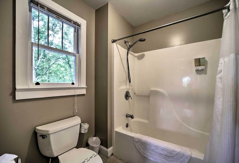 Enchanting Bryson City Cottage W/ Mtn Views!