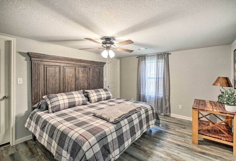 11 Mi To Lake Ouachita: Family Cabin W/ Yard