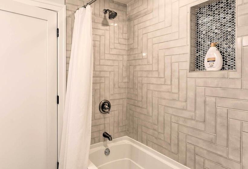 Fantastic House: Balcony, Steps To Lake Como!