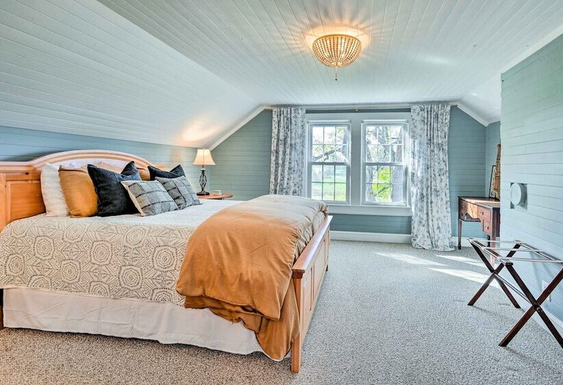 Farmhouse Cottage On 10 Acres: Trails On Site