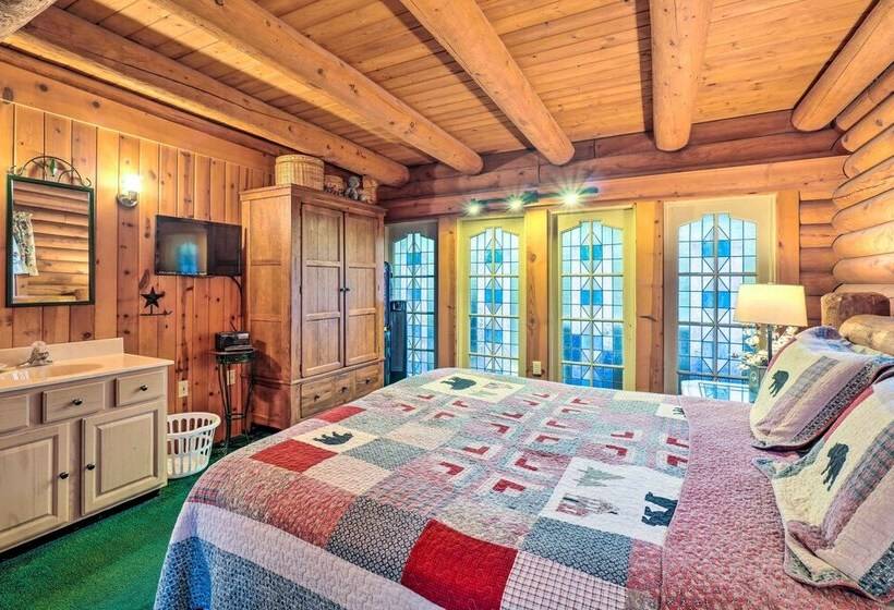 Gatlinburg Log Cabin W/ Hot Tub & Mountain Views!