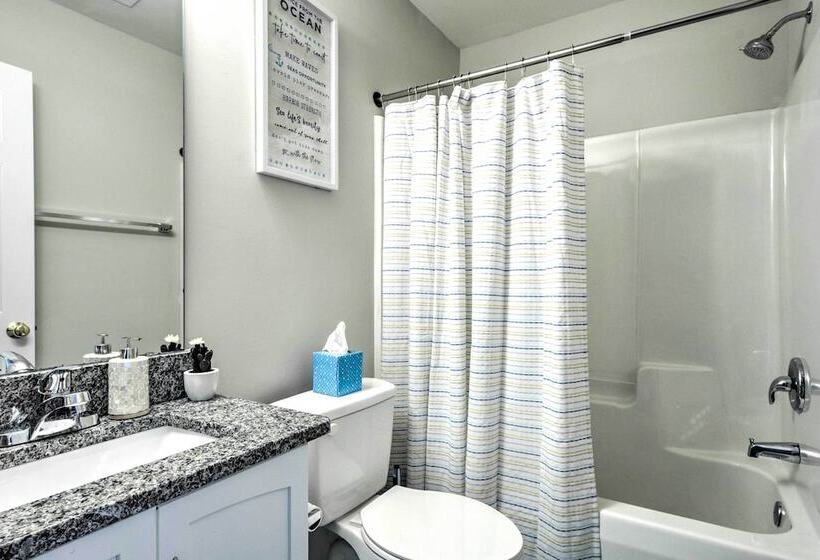 Gorgeous Graham Home With Private Outdoor Pool!