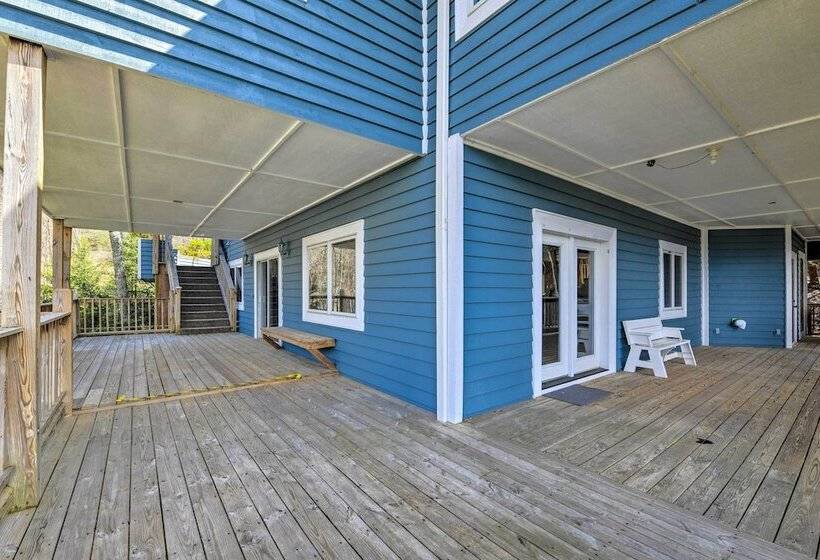 Deck + Lake Views: Grand Glenville Retreat