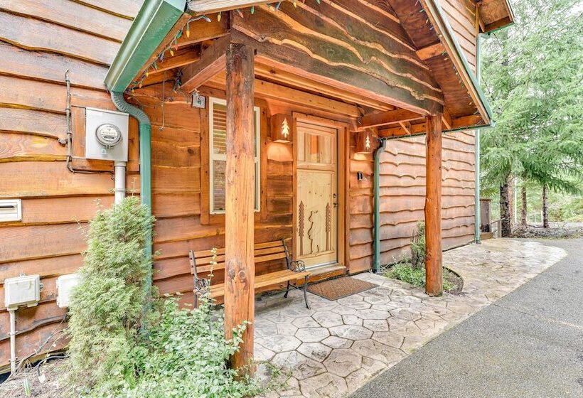 Grizzly Tower  Packwood Cabin W/ Hot Tub!