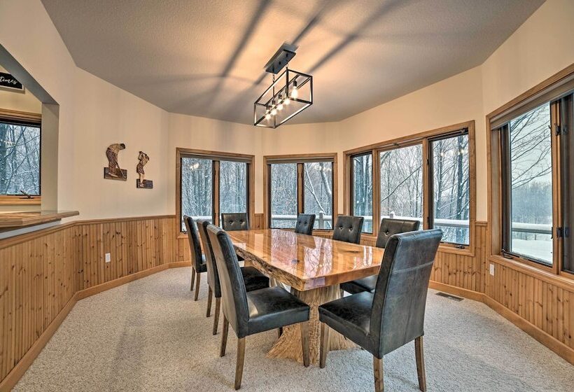 Huge Bellaire Home On Cedar River Golf Course