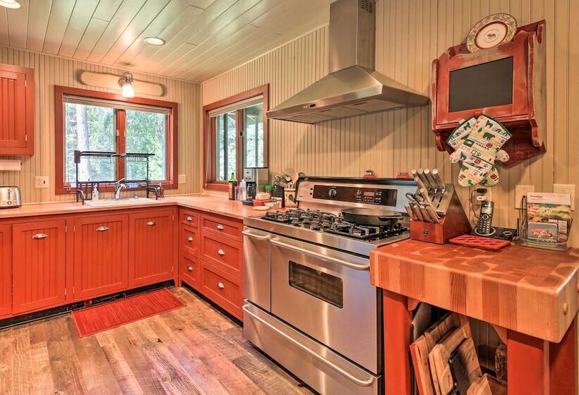 Loose Moose Lodge    31 Acres On Yaak River!