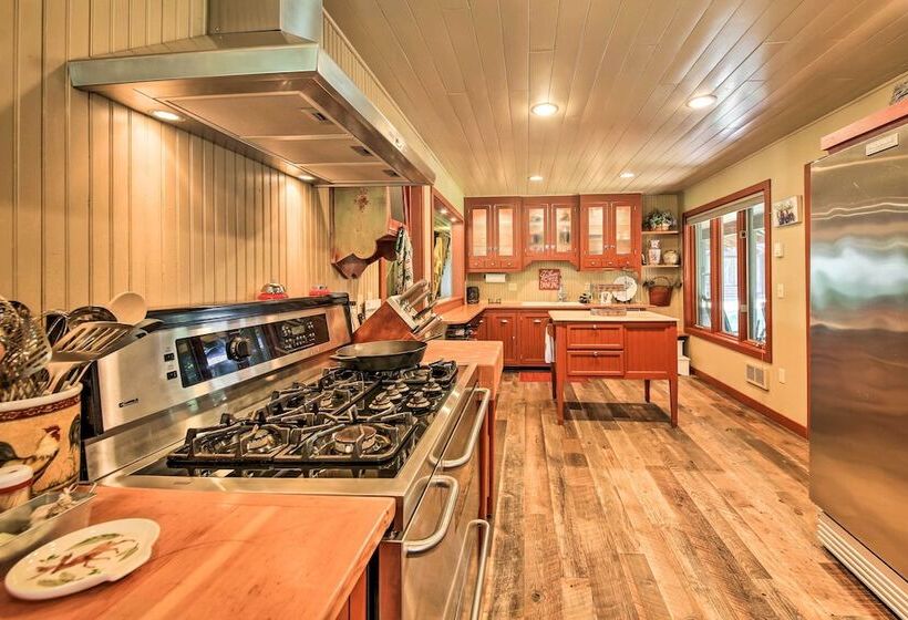 Loose Moose Lodge    31 Acres On Yaak River!