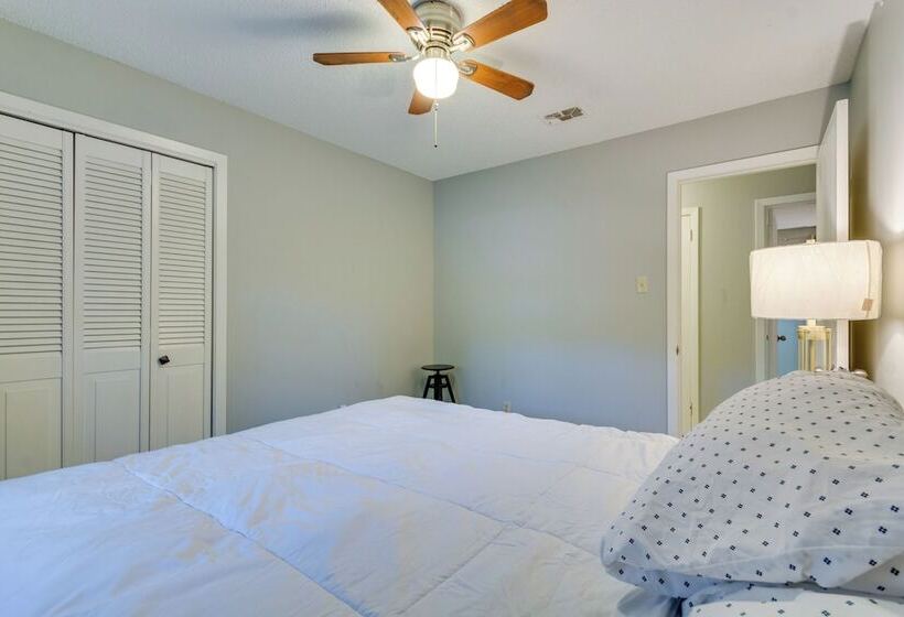 Lovely Little Rock Home W/ Fire Pit & Yard!