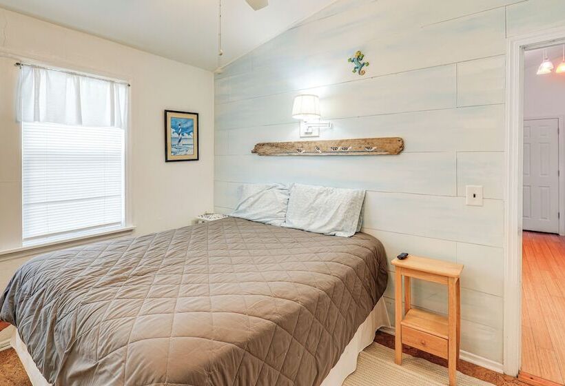 Oceanfront Gem W/ Rooftop Deck: Steps To Sand