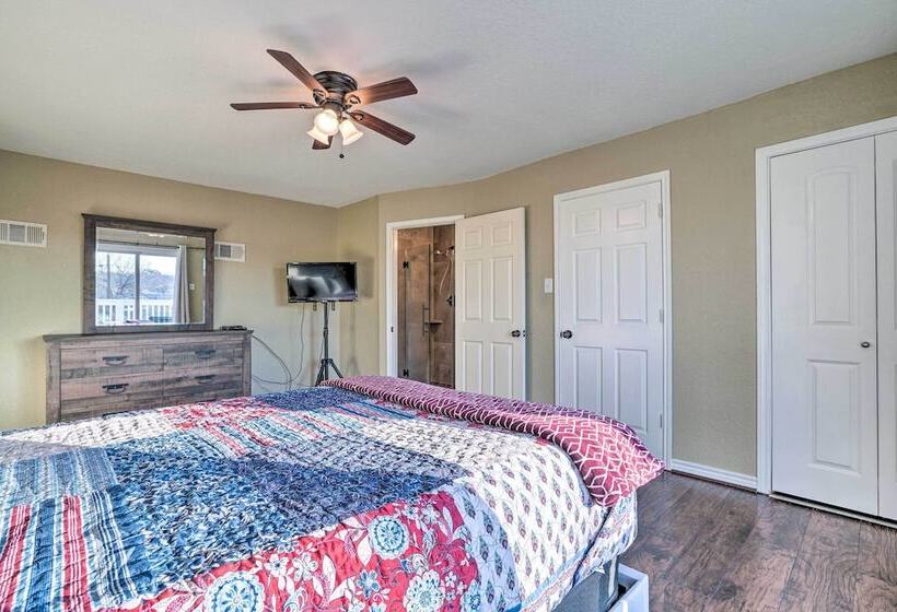 Peaceful Atascosa Home W/ Balcony & Deck!