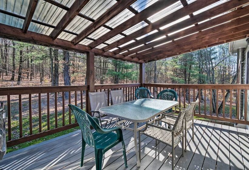 Peaceful Horseheads Hideaway W/ Deck & Yard!