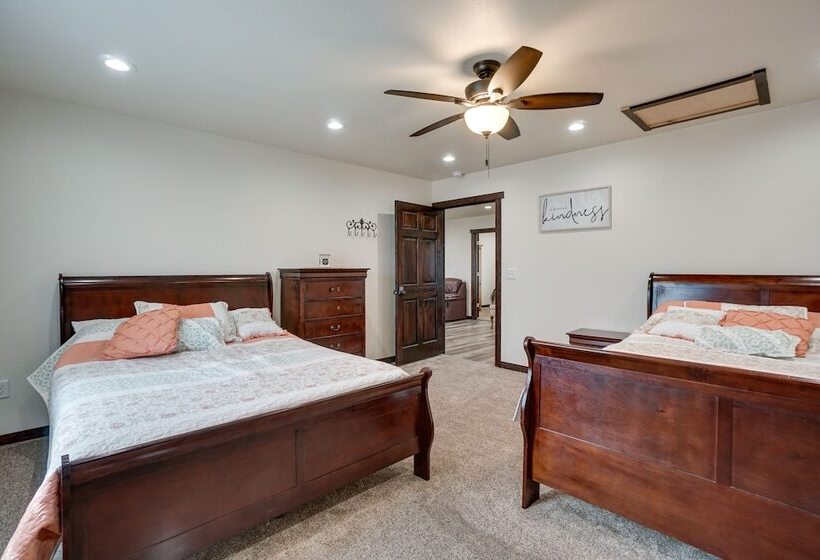 Pet Friendly Lingle Ranch W/ Deck On 60 Acres!