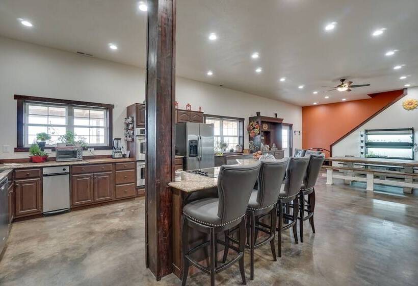 Pet Friendly Lingle Ranch W/ Deck On 60 Acres!