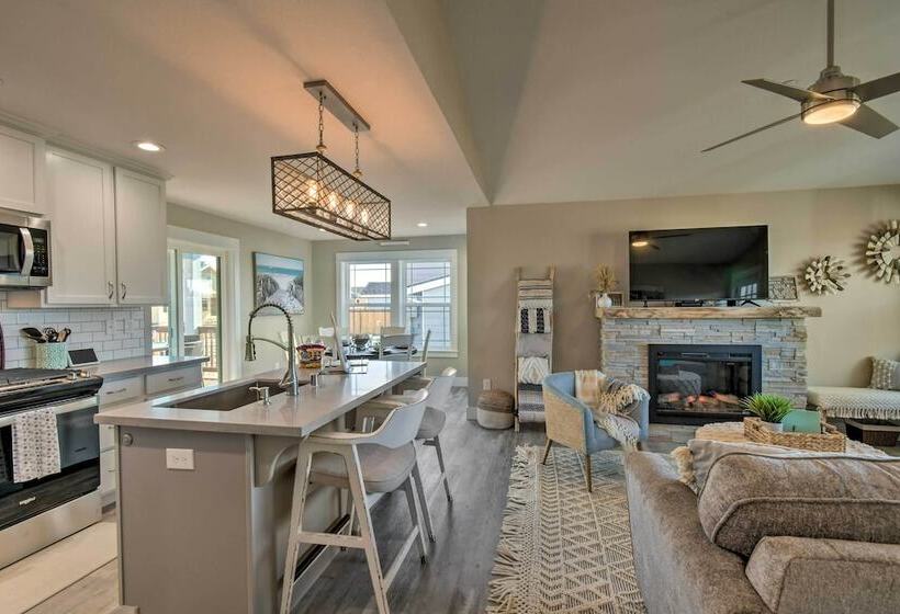 Pet Friendly Retreat W/ Fenced Yard, Walk To Beach