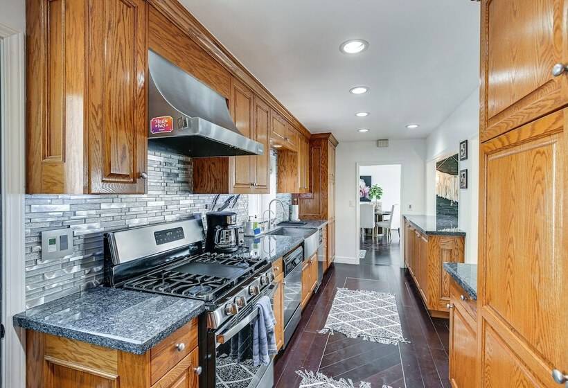 Bright Whittier Home W/ Pool Table + Spacious Deck