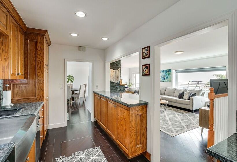 Bright Whittier Home W/ Pool Table + Spacious Deck