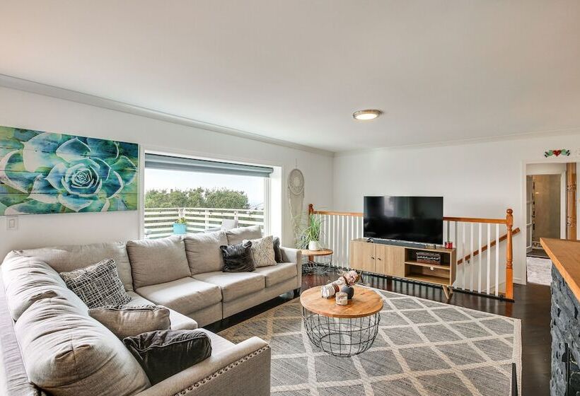 Bright Whittier Home W/ Pool Table + Spacious Deck
