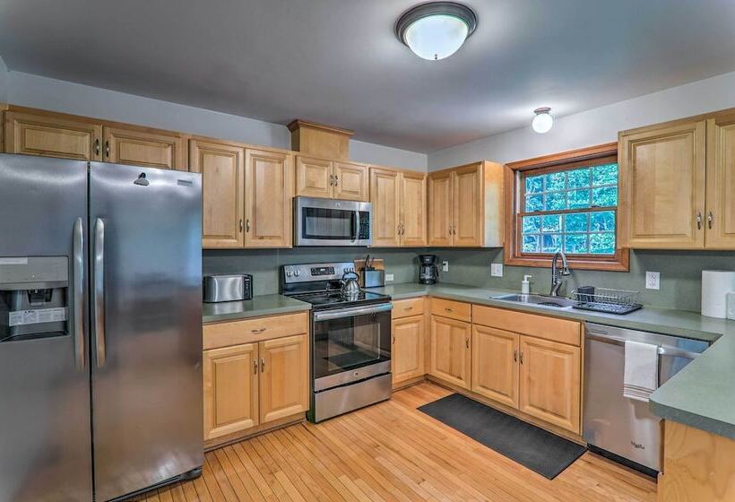 Poconos Retreat W/ Game Room, Hot Tub, & Sauna!