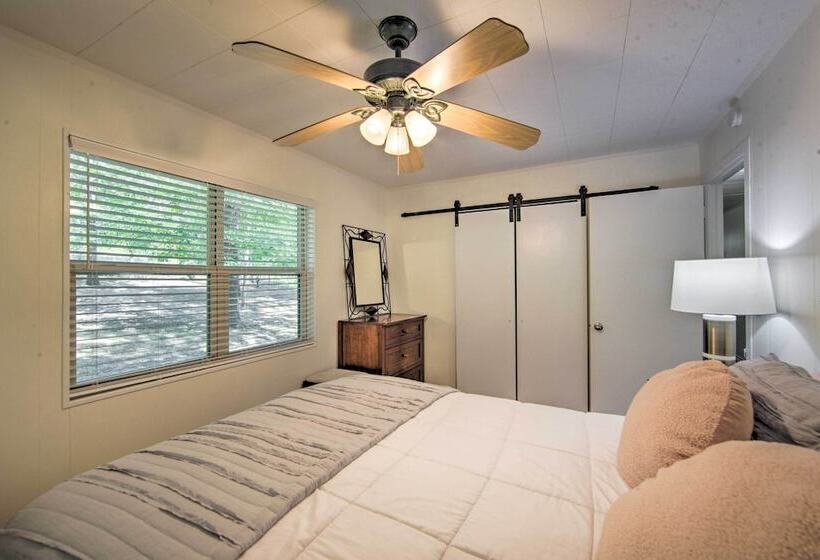 Quiet Home On Lake Hawkins W/ Kayaks + Dock!