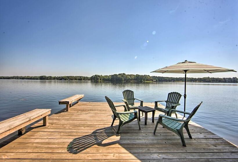 Quiet Home On Lake Hawkins W/ Kayaks + Dock!