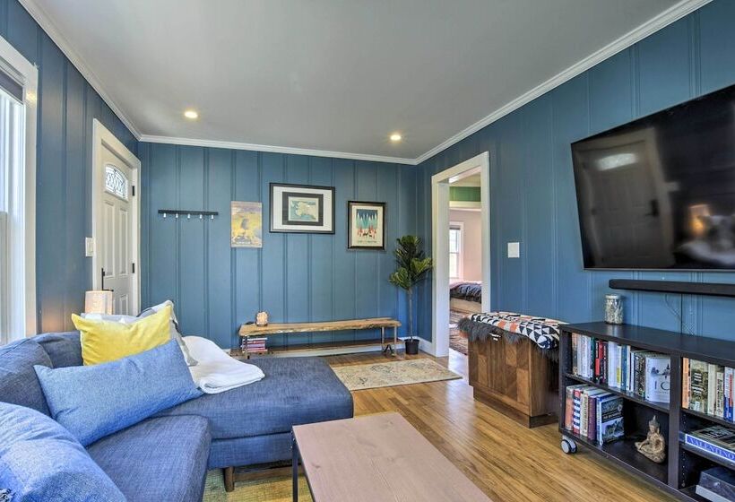 Renovated Carrboro House With Deck & Fire Pit!