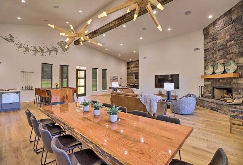 Riverfront Heber Springs Home With Dock & Slip!