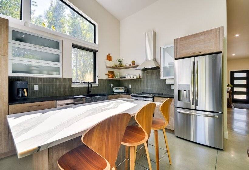 Rock Creek Retreat: Creekside Cabin Near Red Lodge