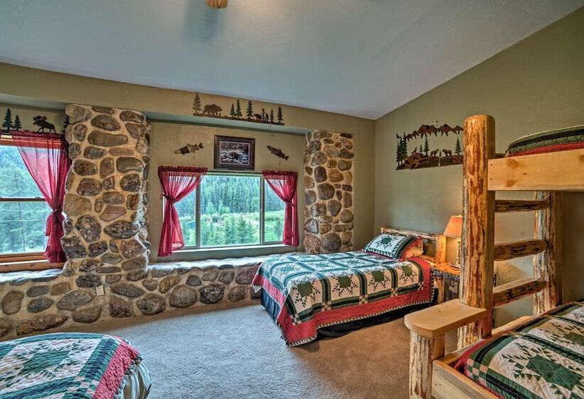 Sasquatch Inn  Retreat Near Fishing & Hunting!
