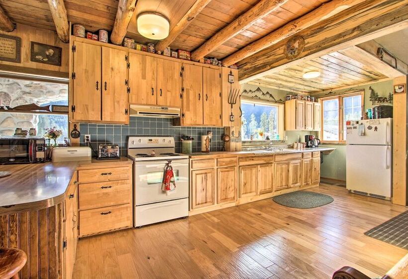 Sasquatch Inn  Retreat Near Fishing & Hunting!
