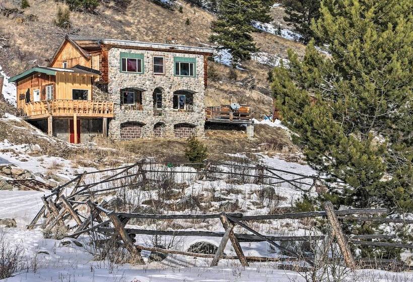Sasquatch Inn  Retreat Near Fishing & Hunting!