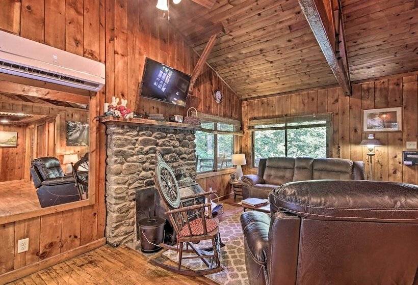 Secluded Stanardsville Cabin W/ 10 Acres & Hot Tub