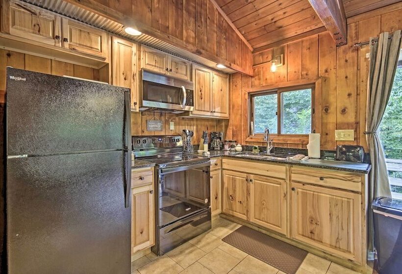 Secluded Stanardsville Cabin W/ 10 Acres & Hot Tub