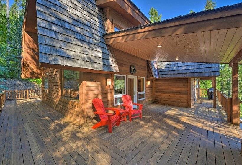 Wild Huckleberry Alpine Cabin: Fireplace & Deck!