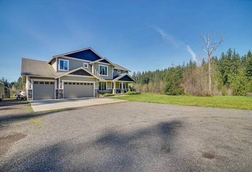 Spacious Carnation Home W/ Grill & Large Yard