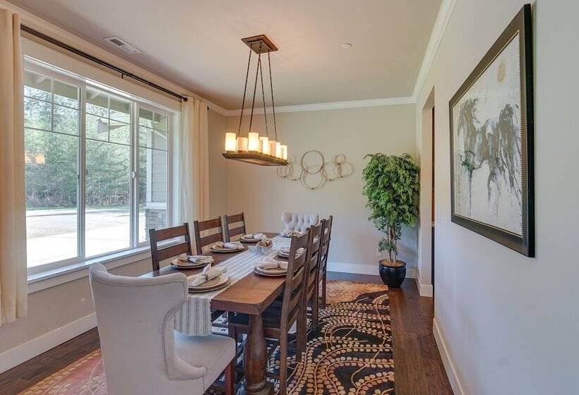 Spacious Carnation Home W/ Grill & Large Yard