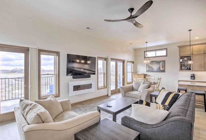 Spacious Recently Built Home < 1 Mi To Lake!