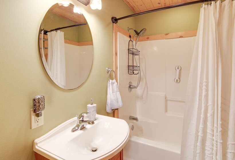 Deck, Gas Grill + Mtn Views: Sparta Cabin Stay!