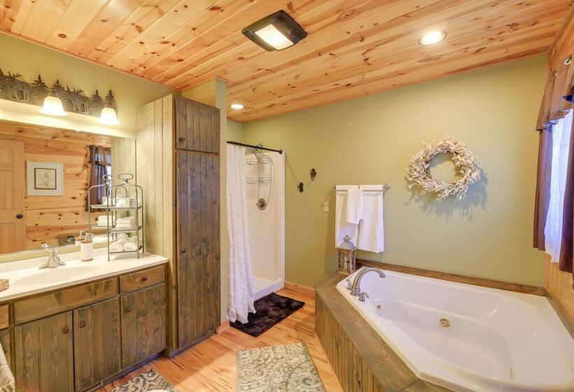 Deck, Gas Grill + Mtn Views: Sparta Cabin Stay!