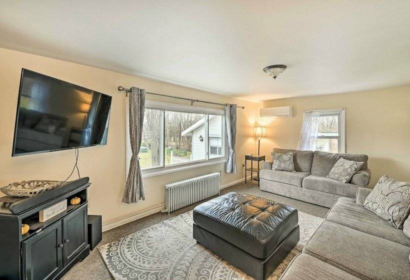 Sunlit Sanctuary  Walk To Skidmore College!